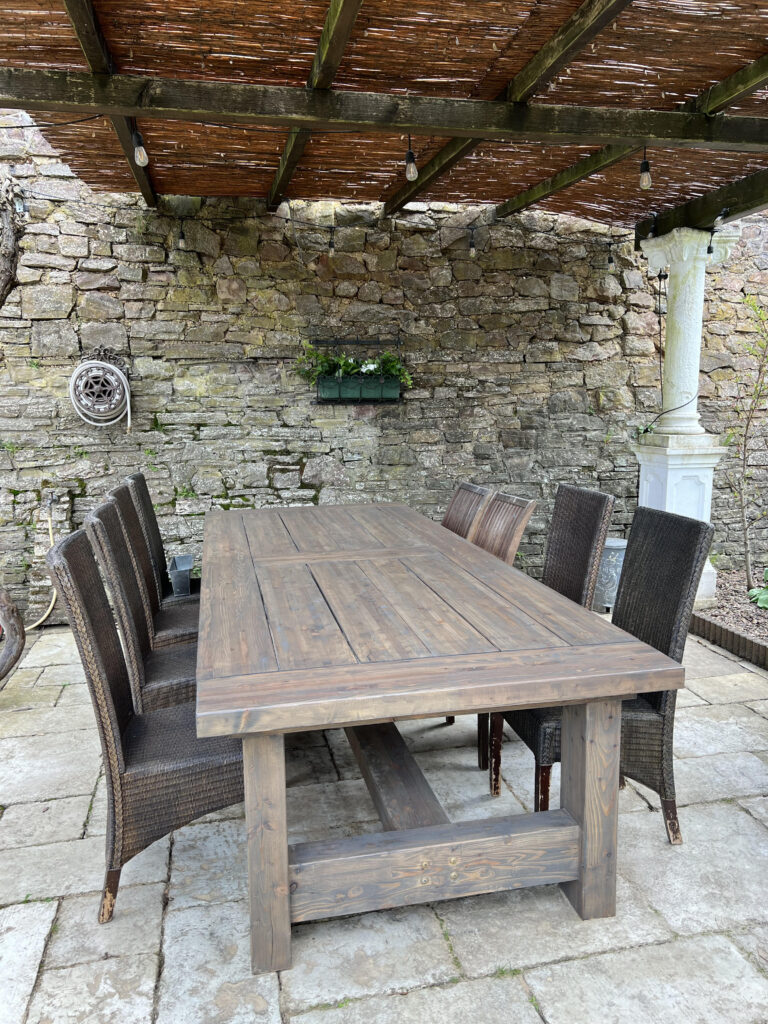 massiver Gartentisch