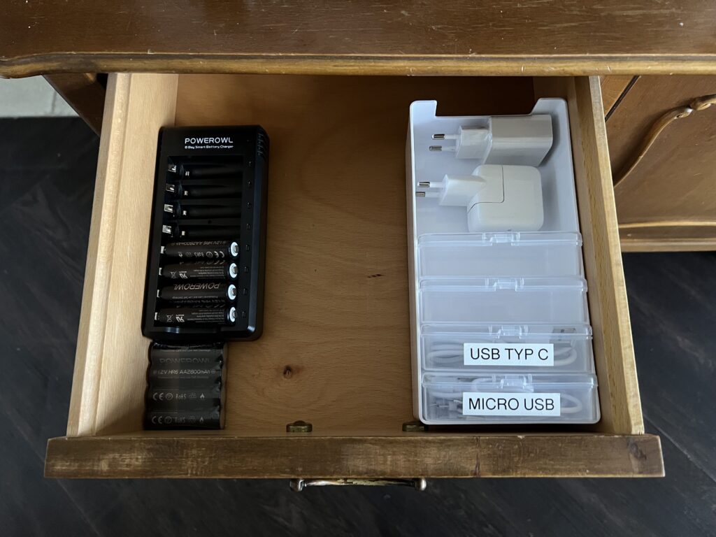 Schublade mit Organisation für Kabel