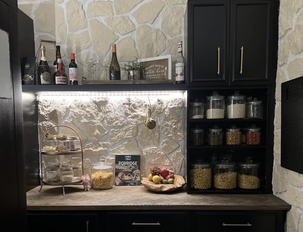 Vorratsraum mit schönen Aufbewahrungsgläsern